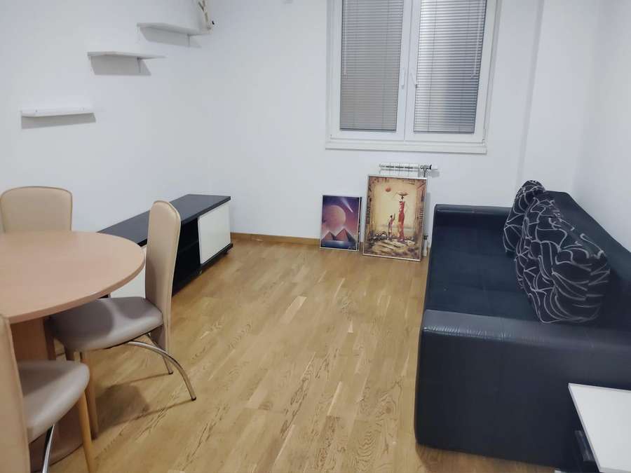 Наместена гарсоњера во Аеродром - 1