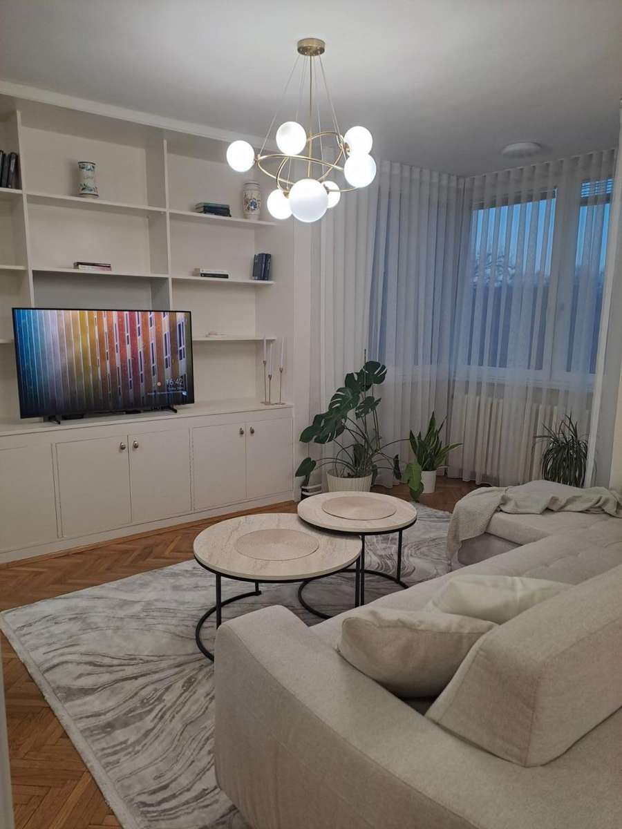 Трособен комплетно наместен стан во Центар - 1