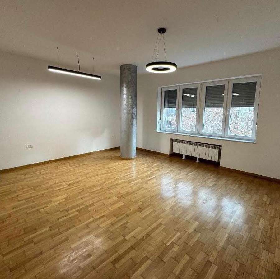 Реновиран стан во строг Центар - 1