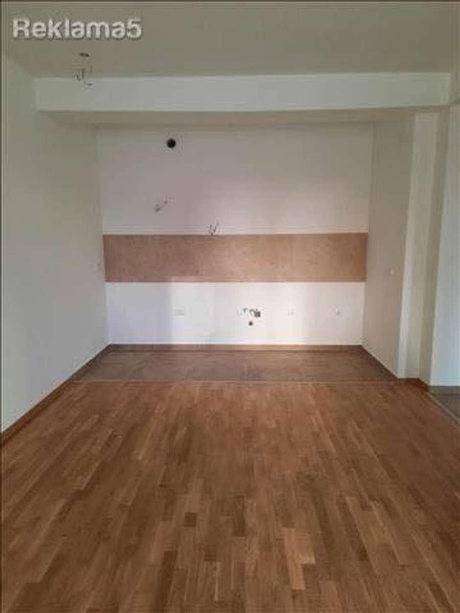 Стан во Кисела Вода со сопствено дворче - 1