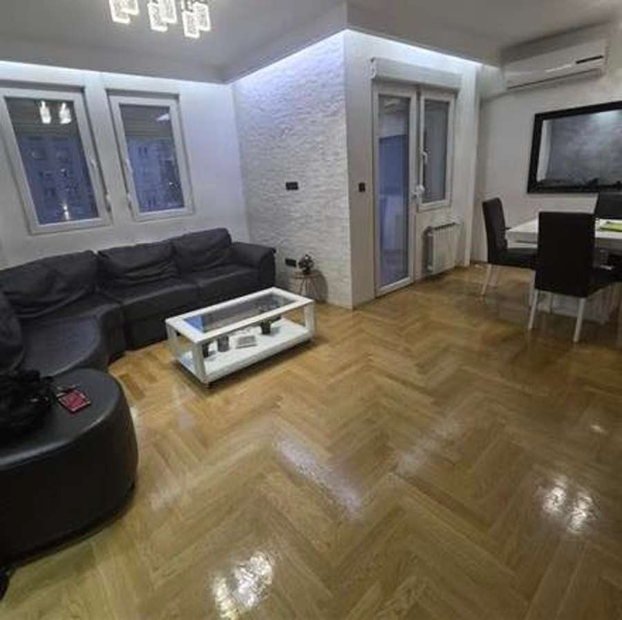 Трособен стан во Аеродром - 1