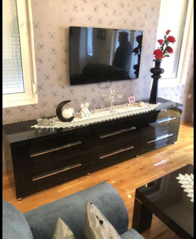 Стан со двор и поглед на Водно - 3