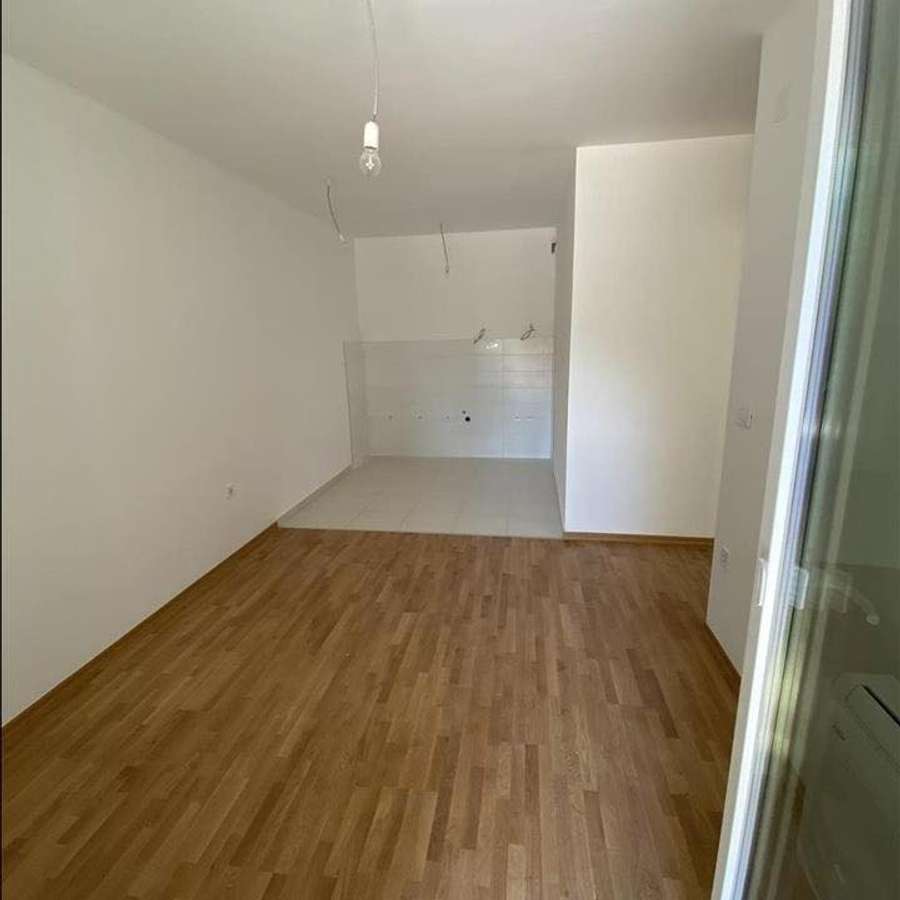 Стан со двор во Аеродром - 1