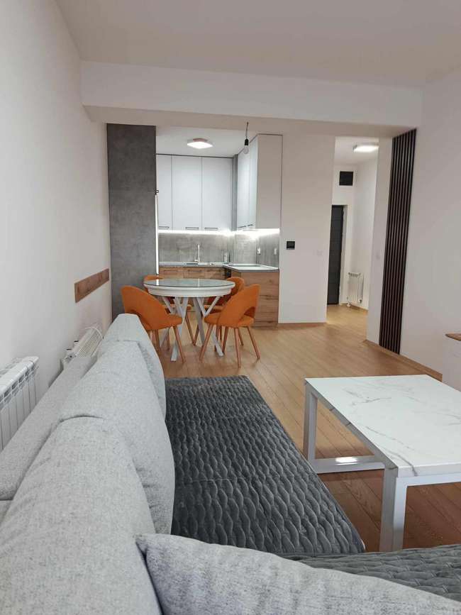 Нов невселуван и комплетно наместен стан во Автокоманда - slika 2