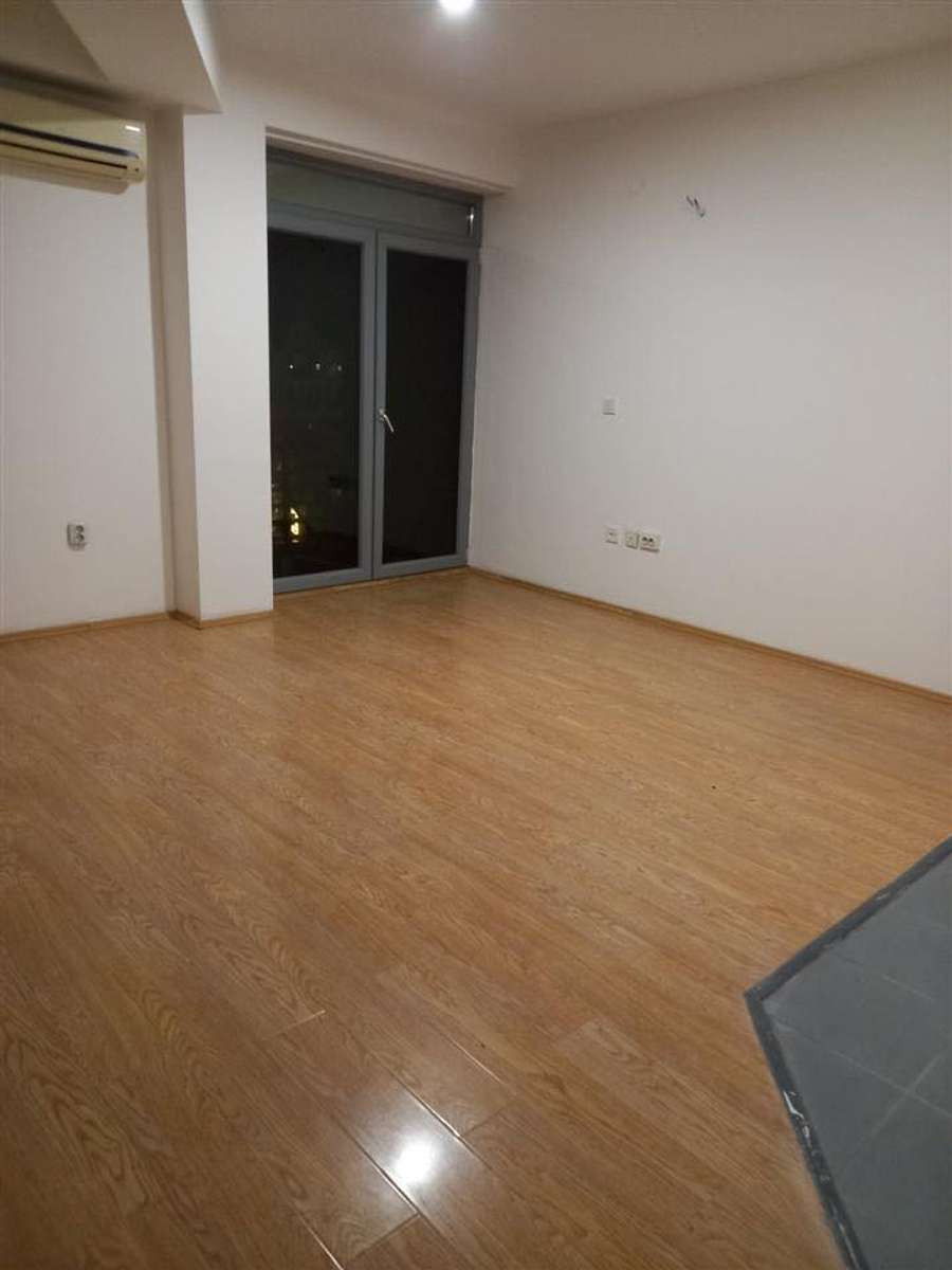 Деловен простор спроти Универзална Сала - 1