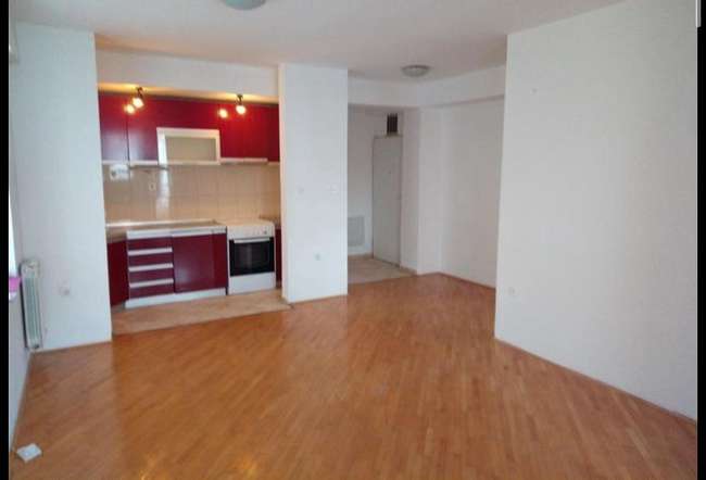 Празен стан во Дебар Маало - slika 2