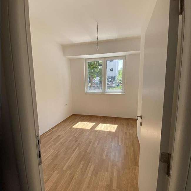 Стан со двор во Аеродром - 3