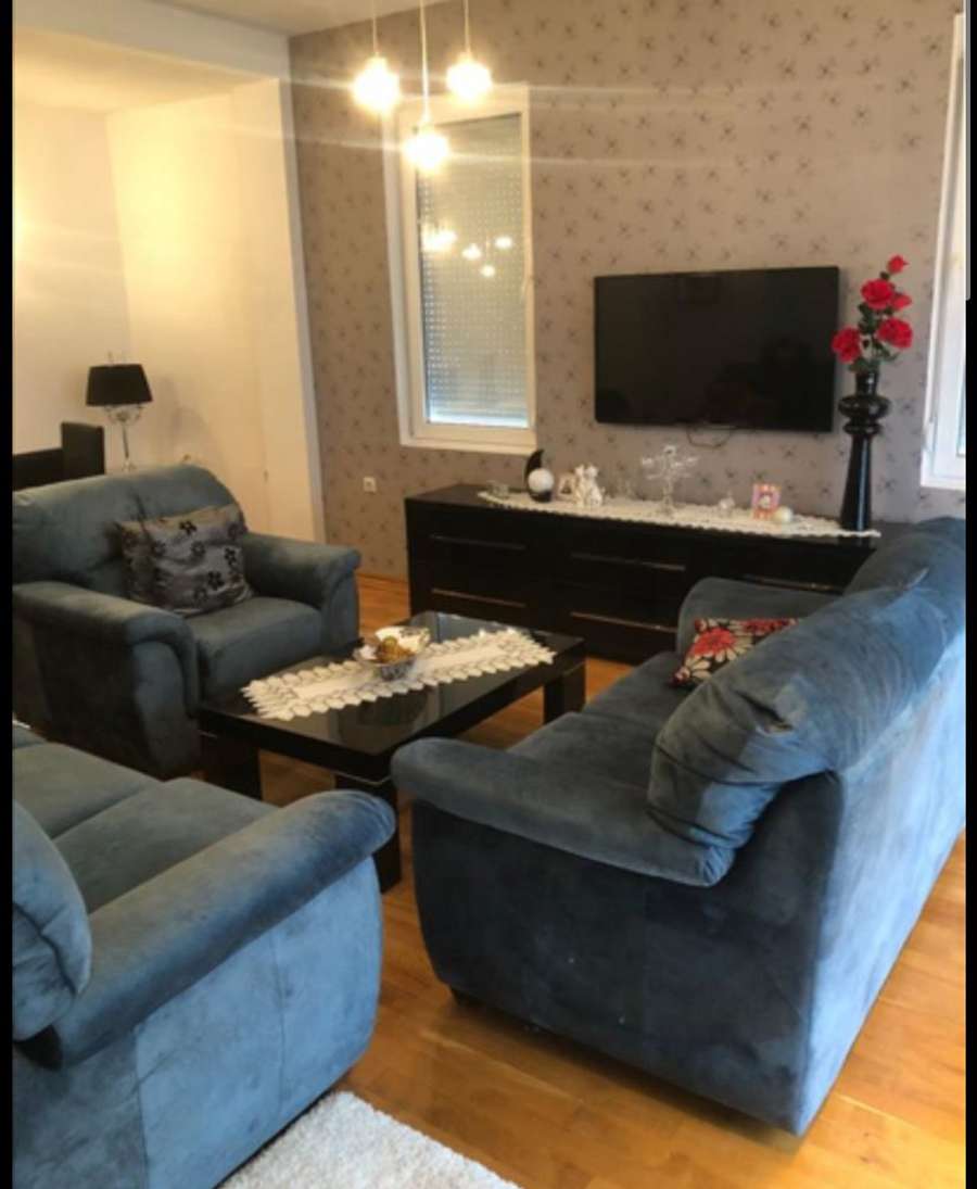 Стан со двор и поглед на Водно - 1