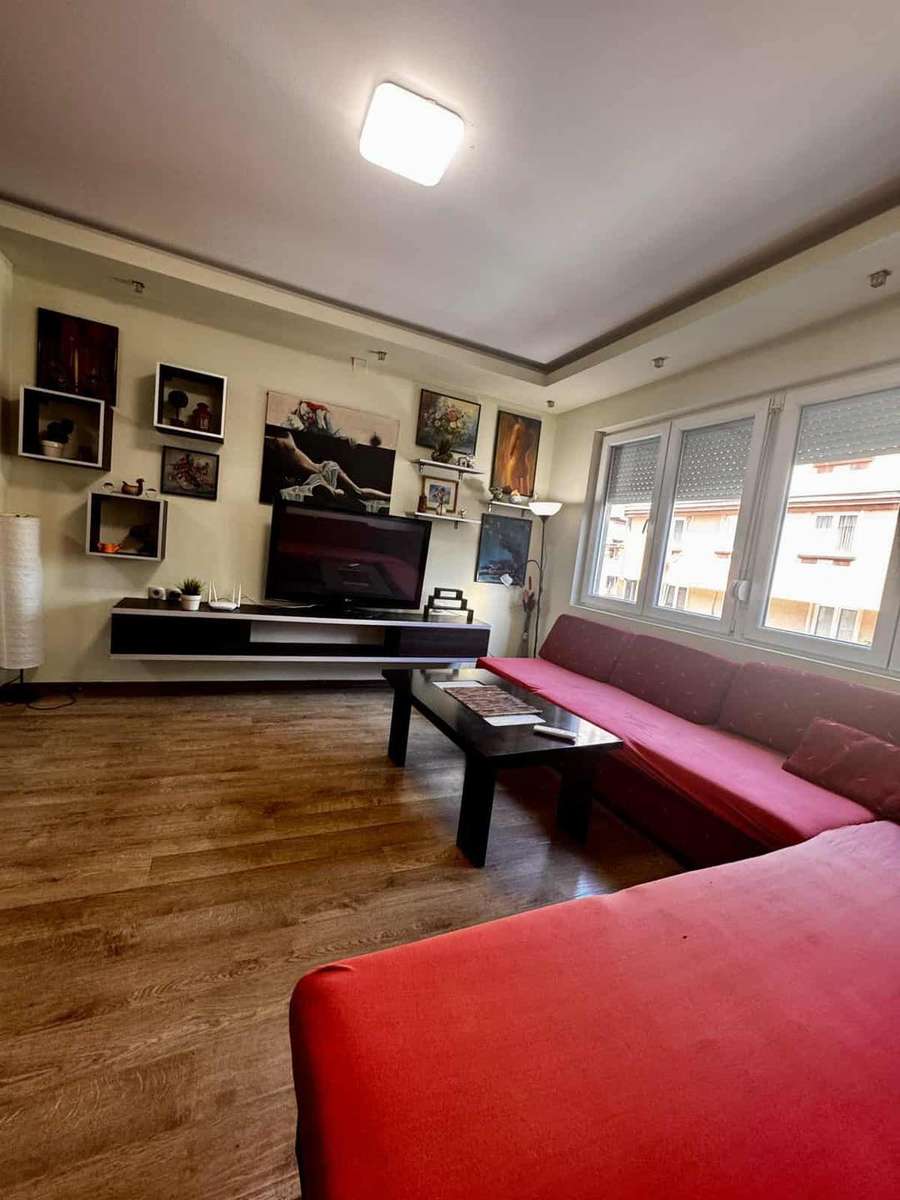 Стан позади Универзална Сала - 1