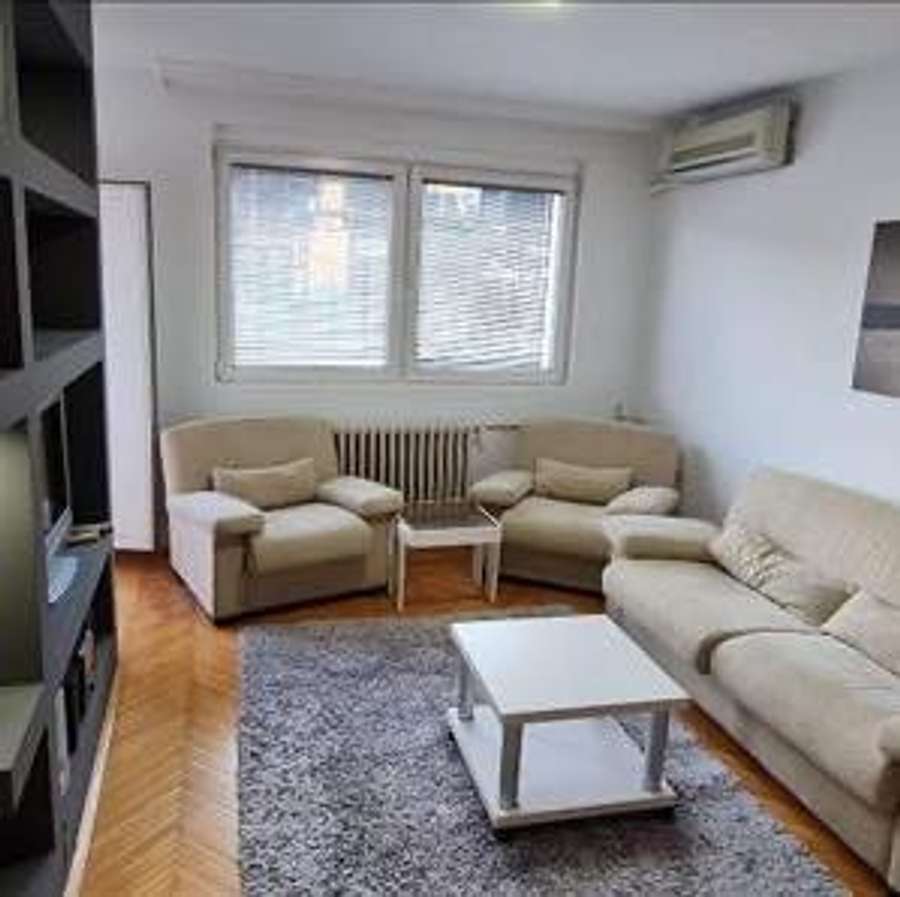 Стан во Центар на плоштад Македонија - 1