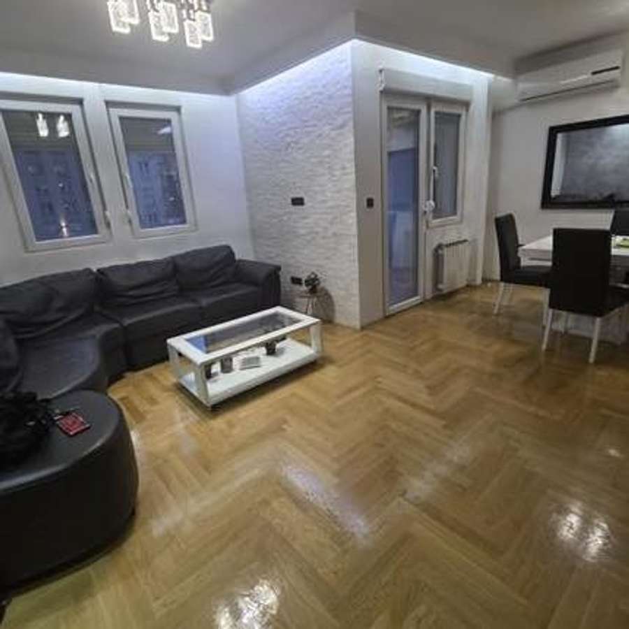 Трособен стан во Аеродром - 1